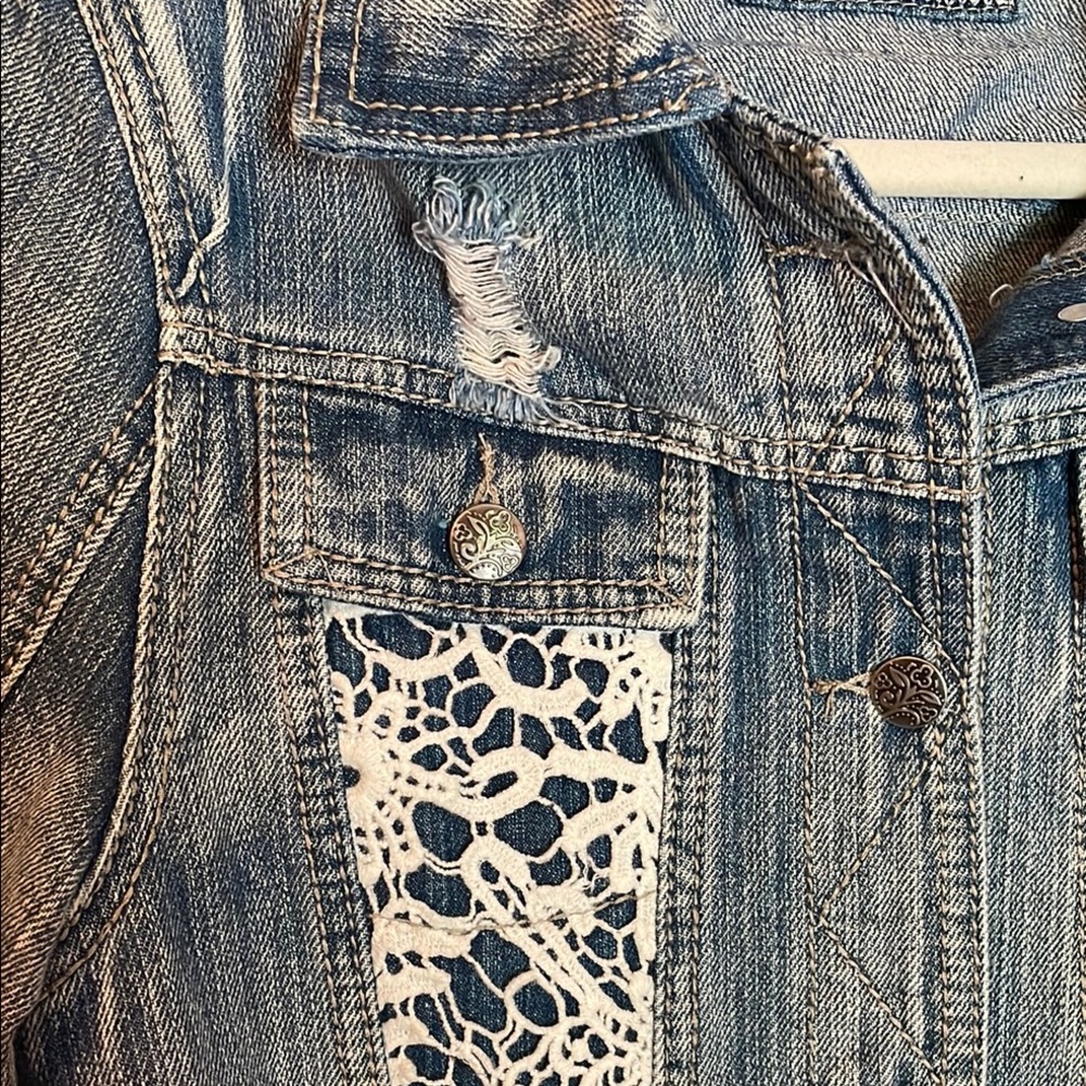 ❌SOLD❌TRUE NORTH Denim Jacket with Crochet detailing size M - Picture 6 of 8